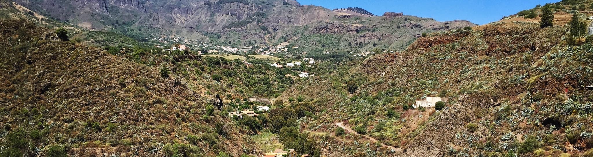 Vista del valle de Valsequillo de Gran Canaria, con el pueblo al fondo entre las medianías y las cumbres.